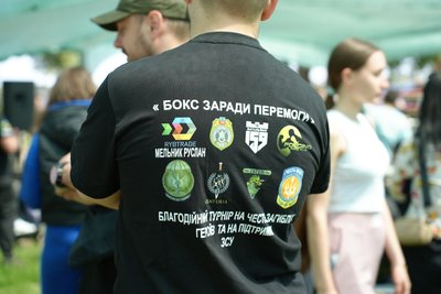 Збирали гроші та пригощали їжею: у Черкасах відбувся доброчинний турнір "Бокс заради перемоги" Збирали гроші та пригощали їжею: у Черкасах відбувся доброчинний турнір "Бокс заради перемоги"