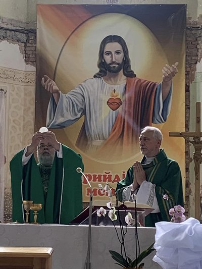 У єзуїтському костелі Серця Ісуса в Чернівцях представили нового настоятеля храму У єзуїтському костелі Серця Ісуса в Чернівцях представили нового настоятеля храму