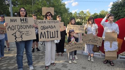 Миколаївці дев'ятий день поспіль виходять на акцію на підтримку Федорова Миколаївці дев'ятий день поспіль виходять на акцію на підтримку Федорова