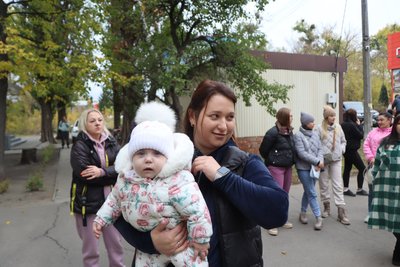 В Охтирці батьки вихованців дитячого садочка вийшли на пікет проти скорочення у закладі В Охтирці батьки вихованців дитячого садочка вийшли на пікет проти скорочення у закладі