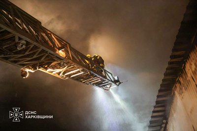 У Харкові горить склад цивільного підприємства після атаки РФ 6 жовтня 2026 року У Харкові горить склад цивільного підприємства після атаки РФ 6 жовтня 2026 року