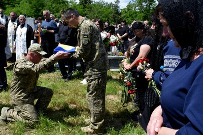 На Закарпатті попрощалися з полеглим бійцем Олександром Росохою На Закарпатті попрощалися з полеглим бійцем Олександром Росохою