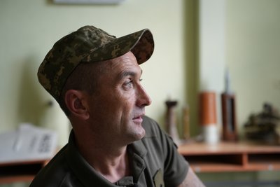 Мобілізований у 2014 році Іван із псевдо "Татар" добровольцем став до лав ЗСУ у лютому 2022 року. На фронті він із побратимами потрапив в засідку й отримав поранення. Наразі чоловік служить в одному з районних ТЦК та СП Миколаївщини Мобілізований у 2014 році Іван із псевдо "Татар" добровольцем став до лав ЗСУ у лютому 2022 року. На фронті він із побратимами потрапив в засідку й отримав поранення. Наразі чоловік служить в одному з районних ТЦК та СП Миколаївщини
