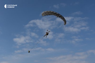 Десантник під час польоту з парашутом типу "крило" Десантник під час польоту з парашутом типу "крило"