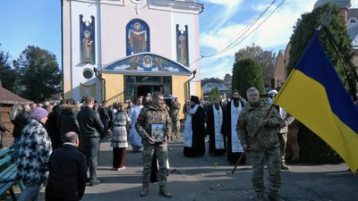 Загинув через два місяці після мобілізації: в Луцьку попрощалися з військовим 35-річним Вадимом Мохначем Загинув через два місяці після мобілізації: в Луцьку попрощалися з військовим 35-річним Вадимом Мохначем