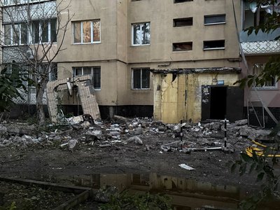 Російська атака пошкодила девʼятиповерхівку в Одесі: є постраждалі, серед них — діти Російська атака пошкодила девʼятиповерхівку в Одесі: є постраждалі, серед них — діти