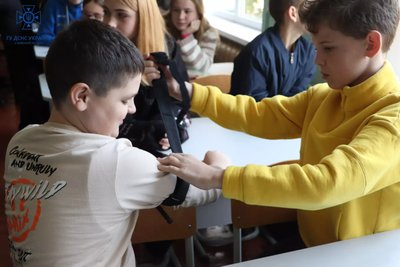 Рятувальники провели заняття з мінної безпеки у двох школах Київщини Рятувальники провели заняття з мінної безпеки у двох школах Київщини