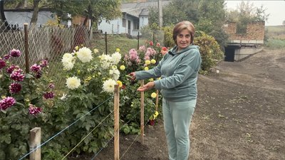 Світлана поруч із клумбами квітів Світлана поруч із клумбами квітів