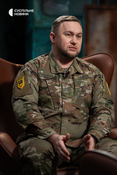 Начальник штабу 1-го корпусу НГУ "Азов" Арсен Дмитрик з позивним "Лемко" під час інтервʼю Суспільному Начальник штабу 1-го корпусу НГУ "Азов" Арсен Дмитрик з позивним "Лемко" під час інтервʼю Суспільному