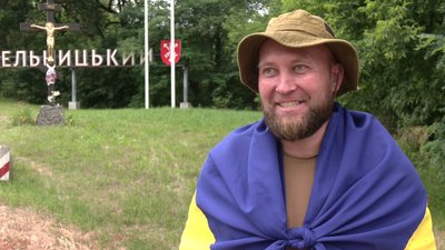 Ветеран Петро Дудник дійшов до Хмельницького Ветеран Петро Дудник дійшов до Хмельницького