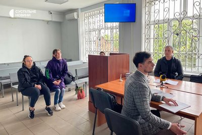Двоюрідна сестра Наталія Скачедуб та дружина померлого Євгенія Криводуба (на фото ліворуч) у Зарічному районному суді Сум 9 травня, коли розпочали розгляд справи по суті у вбивстві через необережність Двоюрідна сестра Наталія Скачедуб та дружина померлого Євгенія Криводуба (на фото ліворуч) у Зарічному районному суді Сум 9 травня, коли розпочали розгляд справи по суті у вбивстві через необережність
