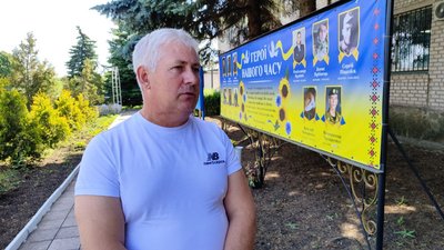 Спеціаліст із земельних питань Шахівської громади Андрій Лазебник врожай ранні жнива господарства посіви засуха Покровський район Шахівська громада Донецька область Спеціаліст із земельних питань Шахівської громади Андрій Лазебник врожай ранні жнива господарства посіви засуха Покровський район Шахівська громада Донецька область