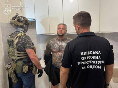В Одесі двоє чоловіків силою змусили криптотрейдера віддати 10 тисяч доларів В Одесі двоє чоловіків силою змусили криптотрейдера віддати 10 тисяч доларів