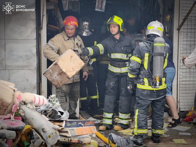 Горів контейнер: у пожежі на Калинівському ринку у Чернівцях травмувалось троє людей Горів контейнер: у пожежі на Калинівському ринку у Чернівцях травмувалось троє людей