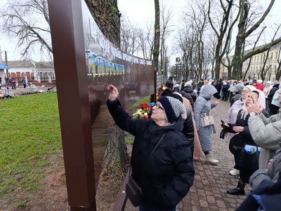 "Маємо тримати цю пам'ять живою": в Умані вшанували пам'ять полеглих бійців ЗСУ "Маємо тримати цю пам'ять живою": в Умані вшанували пам'ять полеглих бійців ЗСУ