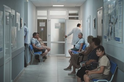 Пацієнти чекають на прийом у Близнюківській лікарні Пацієнти чекають на прийом у Близнюківській лікарні