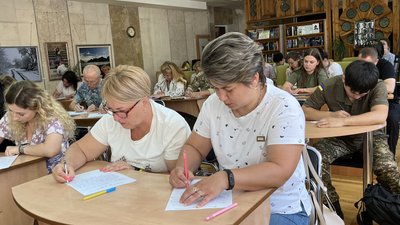 Миколаївці написали диктант до Дня Конституції України Миколаївці написали диктант до Дня Конституції України