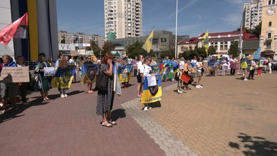 У Хмельницькому відбулася акція "Поверніть Героїв з полону" У Хмельницькому відбулася акція "Поверніть Героїв з полону"