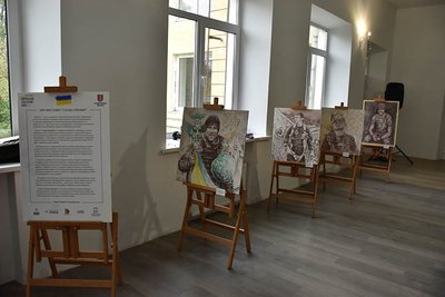 У Старокостянтинові на Хмельниччині триває виставка портретів загиблих захисників У Старокостянтинові на Хмельниччині триває виставка портретів загиблих захисників