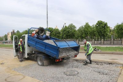 Проведення ремонту трубопроводу на Лопанській набережній Проведення ремонту трубопроводу на Лопанській набережній