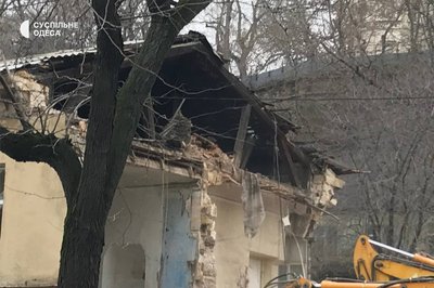 В Одесі демонтують будинок, що пошкодило внаслідок атаки РФ В Одесі демонтують будинок, що пошкодило внаслідок атаки РФ