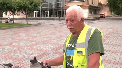 Волонтер, який мандрує на велосипеді та збирає гроші для ЗСУ, приїхав у Рівне Волонтер, який мандрує на велосипеді та збирає гроші для ЗСУ, приїхав у Рівне