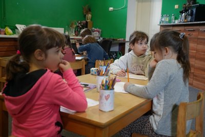 "Хоч на деякий час вони мають відійти від того жаху, що відбувається". Як у Херсоні працює безпечний простір для дітей "Хоч на деякий час вони мають відійти від того жаху, що відбувається". Як у Херсоні працює безпечний простір для дітей