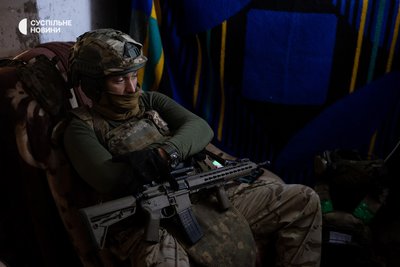 Боєць із позивним "Крим" в підвалі поряд із позицією мінометників "Омеги" на східному краю Родинського Боєць із позивним "Крим" в підвалі поряд із позицією мінометників "Омеги" на східному краю Родинського