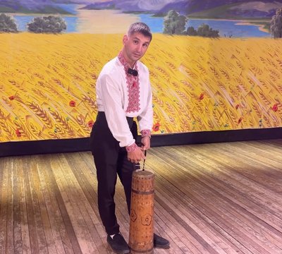 Як зазначив один із учасників колективу, на звучання цього музичного інструмента впливає вологість рук, вересень 2026 року, Хмельниччина Як зазначив один із учасників колективу, на звучання цього музичного інструмента впливає вологість рук, вересень 2026 року, Хмельниччина