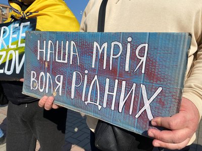"Він боровся за мене, а я — за нього": у Черкасах відбулась акція "Не мовчи — полон вбиває" "Він боровся за мене, а я — за нього": у Черкасах відбулась акція "Не мовчи — полон вбиває"