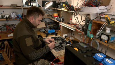"Дрони — це конструктор": на Черкащині волонтери виготовляють та ремонтують безпілотники "Дрони — це конструктор": на Черкащині волонтери виготовляють та ремонтують безпілотники