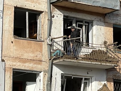 Окупанти обстріляли ракетами Херсон: у дворі багатоповерхівки утворилась вирва