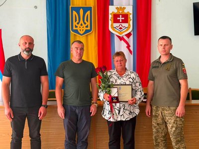 Сестрі загиблого оборонця із Вінниччини Сергія Суржака передали посмертну нагороду брата Сестрі загиблого оборонця із Вінниччини Сергія Суржака передали посмертну нагороду брата