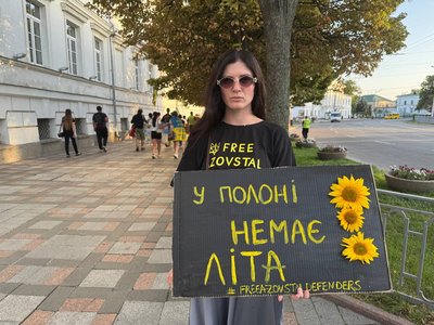 У Полтаві влаштували автопробіг та акцію-нагадування, присвячену третім роковинам теракту в Оленівці У Полтаві влаштували автопробіг та акцію-нагадування, присвячену третім роковинам теракту в Оленівці