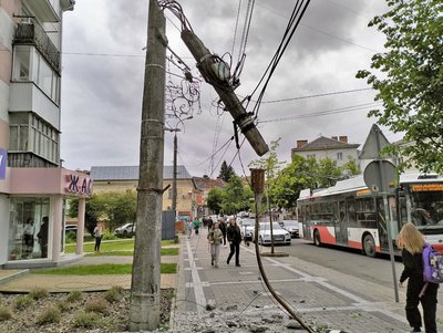 У Луцьку на Винниченка впала електроопора У Луцьку на Винниченка впала електроопора