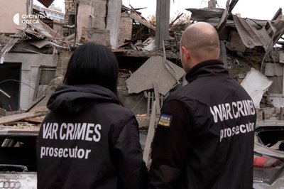Документування воєнних злочинів РФ: як прокурори працюють на місцях атак Документування воєнних злочинів РФ: як прокурори працюють на місцях атак