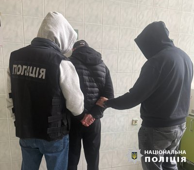 В Одесі громадського діяча підозрюють у хабарництві й допомозі чоловікам у втечі з України В Одесі громадського діяча підозрюють у хабарництві й допомозі чоловікам у втечі з України