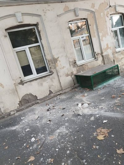 Пошкоджений фасад в мистецькій школі №2 імені Глазунова в Одесі Пошкоджений фасад в мистецькій школі №2 імені Глазунова в Одесі
