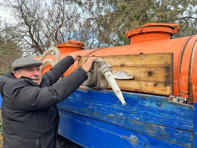 Возить військовим воду на фронт та гасить пожежі після обстрілів. Історія волонтера Віктора Волощука Возить військовим воду на фронт та гасить пожежі після обстрілів. Історія волонтера Віктора Волощука