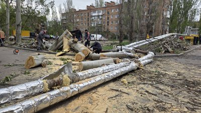 Наслідки негоди в Миколаєві: повалені дерева, пошкоджені будинки, авто та тепломережа Наслідки негоди в Миколаєві: повалені дерева, пошкоджені будинки, авто та тепломережа
