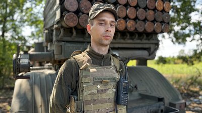 Військовослужбовці 59 окремої мотопіхотної бригади артилеристи РСЗВ "Град" командир бойової машини 59 окремої мотопіхотної бригади Володимир Донецька область Військовослужбовці 59 окремої мотопіхотної бригади артилеристи РСЗВ "Град" командир бойової машини 59 окремої мотопіхотної бригади Володимир Донецька область