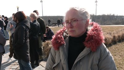"Дуже шкода, що молоді так гинуть": у Чернігові попрощалися з трьома військовослужбовцями "Дуже шкода, що молоді так гинуть": у Чернігові попрощалися з трьома військовослужбовцями