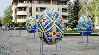 Напередодні Великодня в Ужгороді встановили 12 писанок Напередодні Великодня в Ужгороді встановили 12 писанок