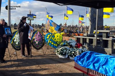 Захищав країну без зброї: на Одещині попрощались із загиблим бойовим медиком Захищав країну без зброї: на Одещині попрощались із загиблим бойовим медиком