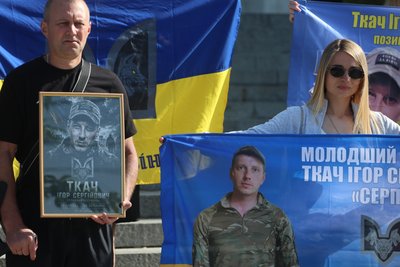 "Стоятиму пліч-о-пліч зі своїми побратимами": у Вінниці вшанували пам'ять загиблого оборонця "Стоятиму пліч-о-пліч зі своїми побратимами": у Вінниці вшанували пам'ять загиблого оборонця