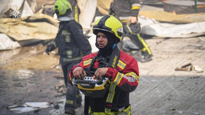 Вигоріло близько 100 тис. кв.м: на Київщині загасили масштабну пожежу на складах після атаки РФ