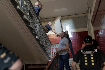 Порятунок картин у Харківському художньому музеї від пожежі після влучання 14 червня 2026 року Порятунок картин у Харківському художньому музеї від пожежі після влучання 14 червня 2026 року