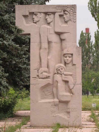 У Кременчуці почали демонтувати пам’ятник комсомольцям У Кременчуці почали демонтувати пам’ятник комсомольцям