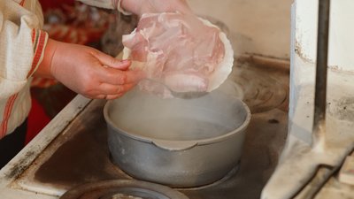 "Кулінарний спадок": як готують потравку зі свинячих реберець або ж підколочанку на Рівненщині "Кулінарний спадок": як готують потравку зі свинячих реберець або ж підколочанку на Рівненщині
