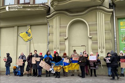 "Не мовчи! Полон вбиває!": в Одесі відбулась чергова акція на підтримку військовополонених "Не мовчи! Полон вбиває!": в Одесі відбулась чергова акція на підтримку військовополонених